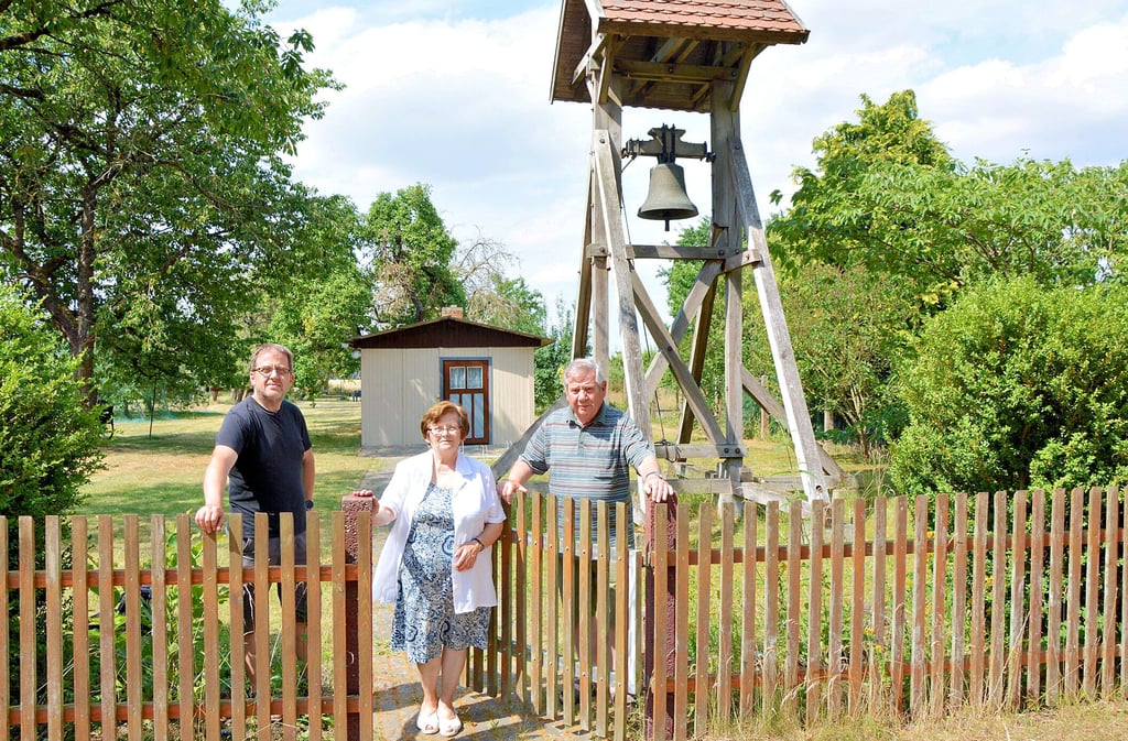 Seit über 40 Jahren steht die Kirchenbaracke auf dem Hof von Volker und Helene Alvensleben. Daran soll sich auch nichts ändern. Inzwischen schickt sich Sohn Erik an, seine Eltern bei der ehrenamtlichen Kirchenarbeit und beim Erhalt von Baracke und Glockenturm in Geestgottberg zu unterstützen.
