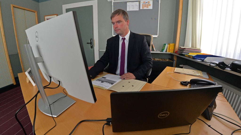 Zum ersten Mal am neuen Arbeitsplatz: OB Steffen Amme. Anders als sein Vorgänger hat er digital aufgerüstet.