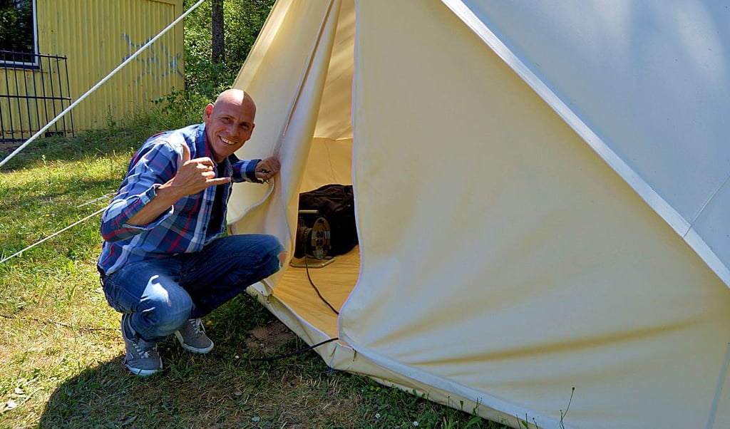 Der Schweizer Eric Rechtschaffen ist der Leiter des Ministeriums und zeigt die Tipi-Zelte, in denen die Kinder am Mondsee schlafen.