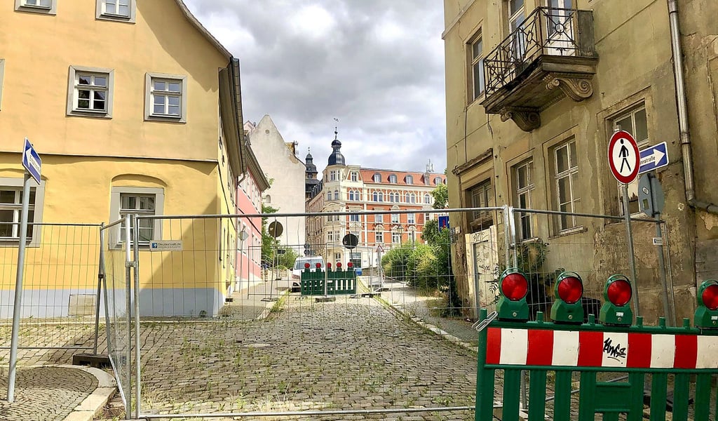 Wegen eines baufälligen Hauses (rechts) ist die Messerschmiedestraße in Zeitz gesperrt.