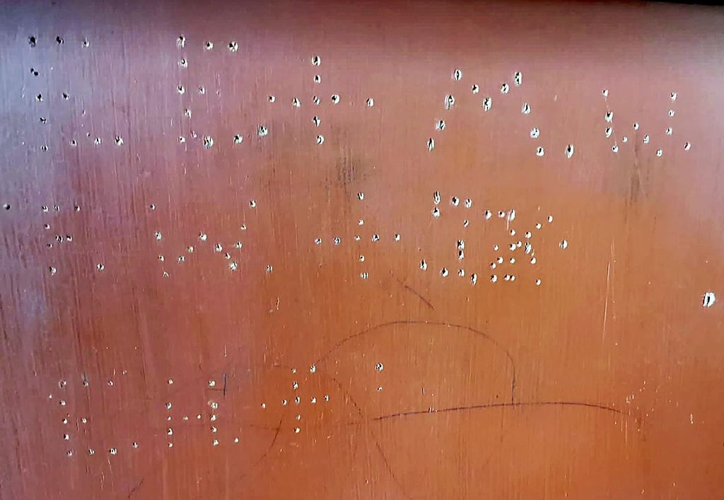 Was auf den ersten Blick wie das Werk eines Bohrers aussieht, wurde vermutlich mit einem spitzen Vorstecher gemacht. Opfer der "Schnitzkunst": eine Kirchbank in Groß Rosenburg.