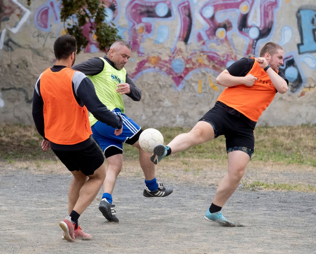 Es geht zur Sache auf dem Bolzplatz im Leipziger Südosten. Doch trotz sportlicher Rivalität sind Russen und Ukrainer hier Freunde.