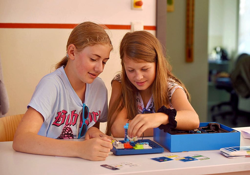 Hanna (links) und Finja aus der 6c probieren sich beim Schulfest am Ludwigsgymnasium an kniffligen Physik-Experimenten.