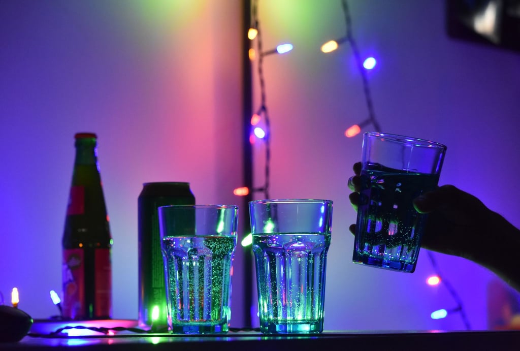Nach einem Schluck aus dem Glas plötzliche Bewusstlosigkeit - daran können K.-o.-Tropfen Schuld sein. Für die Opfer hat das oft schlimme Folgen.