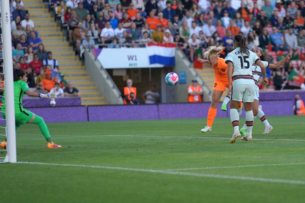 Die Niederländerin Stefanie van der Gragt (M) erzielt das zwischenzeitliche 2:0.