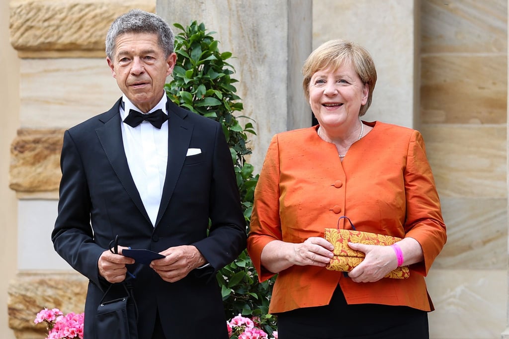 Die ehemalige Bundeskanzlerin Angela Merkel und ihr Mann Joachim Sauer stehen vor dem Bayreuther Festspielhaus.