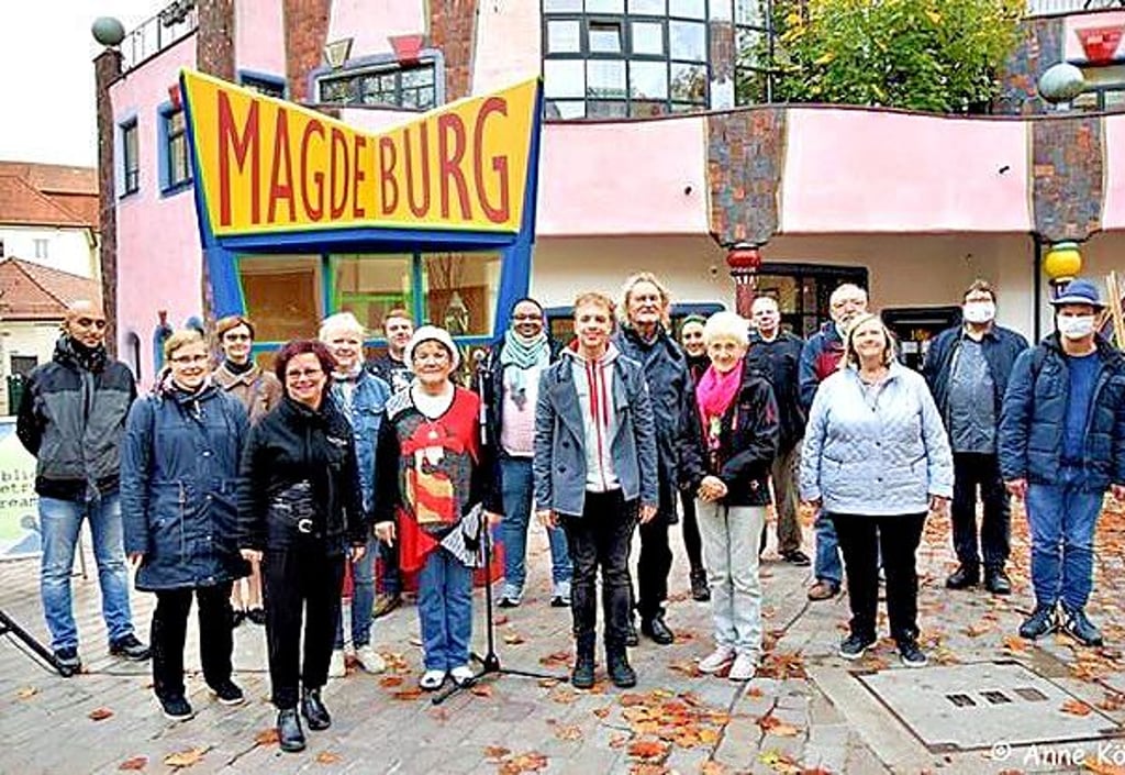 Auch in den vergangenen Jahren gab es das „Public Poetry Scream“ am Magdeburger Hundertwasserhaus.