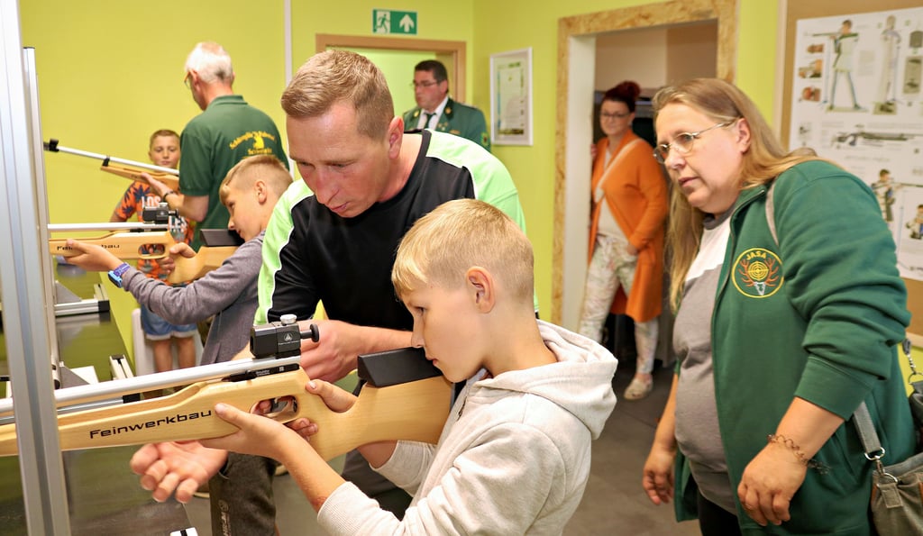 Im neuen Schießsportzentrum Schweinitz können schon Kinder unter zwölf Jahren mit Laserwaffen schießen.