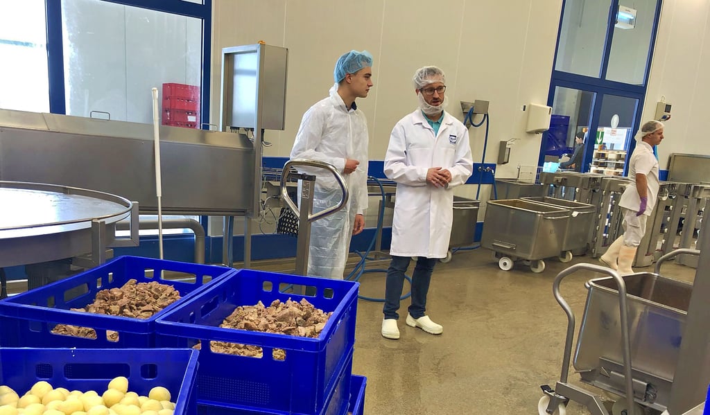 Robin Luzius ist beim Projekt „Ein Tag Chef“ in der Keunecke Feinkost GmbH zu Gast - und hier mit Geschäftsführer Stefan Heilemann in der Frischeproduktion.