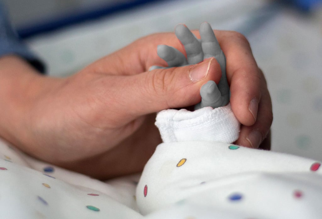 Illustration: Eine betrunkene Frau ist auf ihrem Säugling eingeschlafen und hat das Baby damit erstickt. Nach der Tragödie steht die Mutter nun in Frankreich vor Gericht.