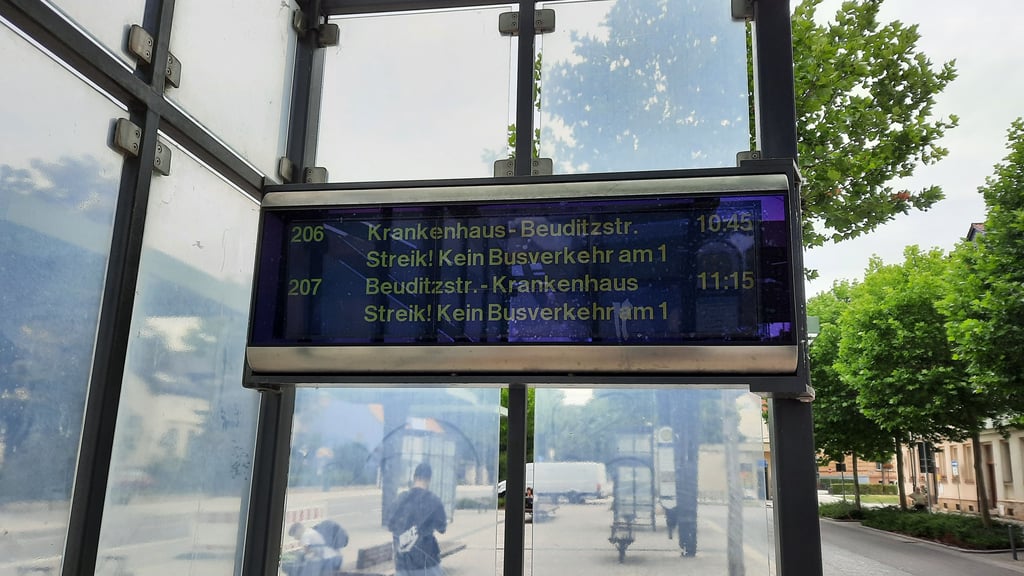 An einigen Tafeln am Busbahnhof wurde auf den Streik hingewiesen - aufgrund eines Defekts jedoch nicht auf allen.