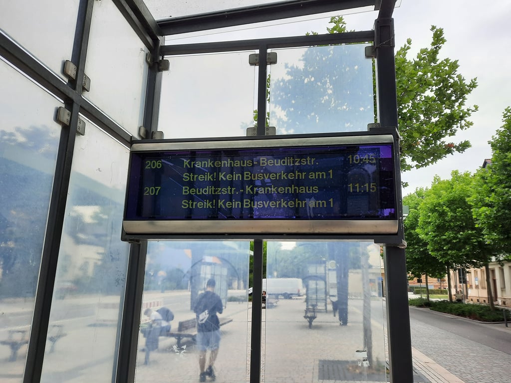 An einigen Tafeln am Busbahnhof wurde auf den Streik hingewiesen - aufgrund eines Defekts jedoch nicht auf allen.