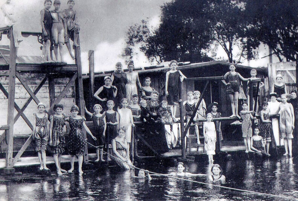 Das Foto zeigt Kinder in einer Badeanstalt im Stadtteil Werder. Als beliebter Stadtteil auch für Ausflüge gehörte bei sommerlichen Temperaturen auch das Baden in der Elbe dazu.