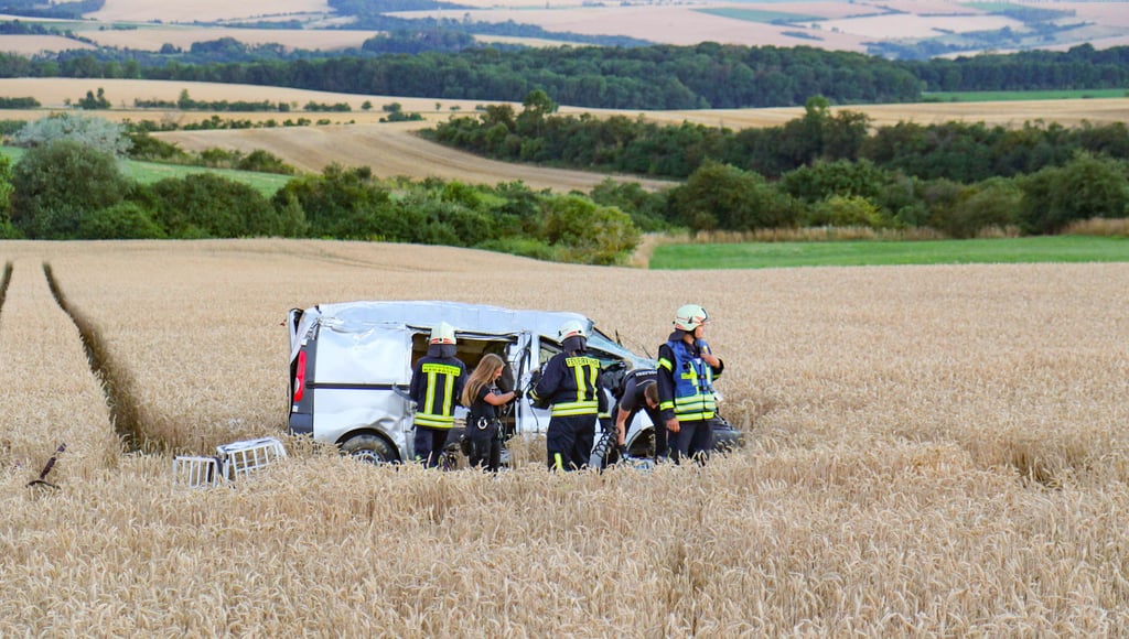 Schwerer Unfall auf der B87: Nach einem riskanten Überholmanöver landet dieser Kleintransporter bei Bad Kösen im Feld. Als die Rettungskräfte eintreffen, finden sie zunächst den Fahrer nicht. Er war aus den Wagen herausgeschleudert worden.