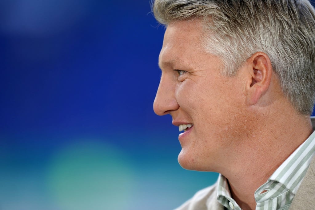 Bastian Schweinsteiger hat den DFB-Frauen via Twitter zum Einzug ins EM-Viertelfinale gratuliert.