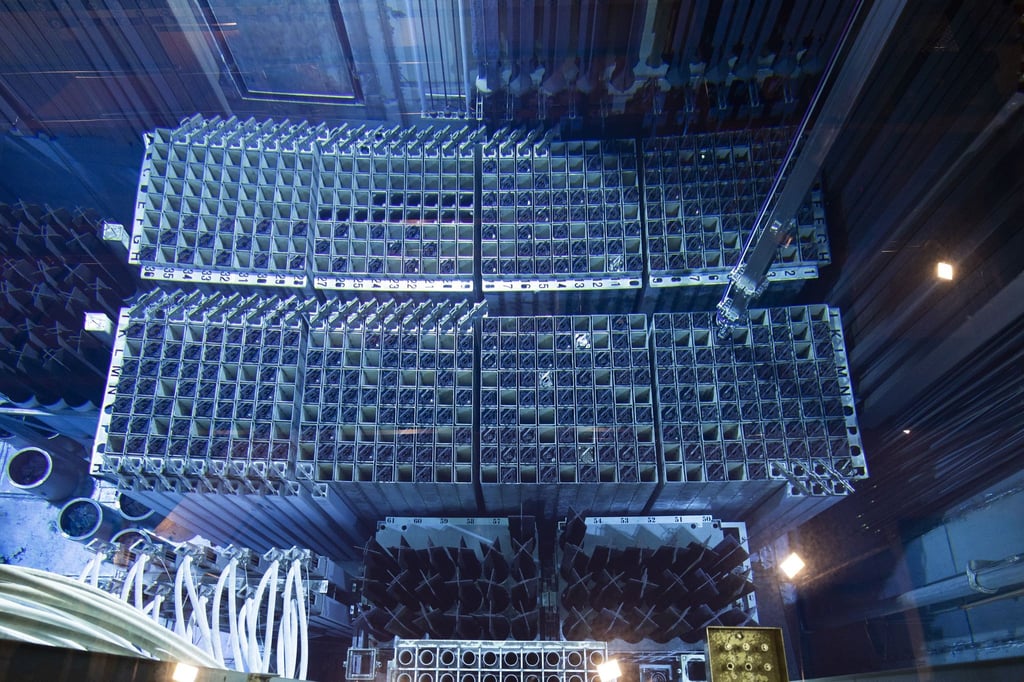 Während der Rückbauarbeiten im Kernkraftwerk Mühleberg werden Brennelemente in einen Castor im Reaktorgehäuse verladen.