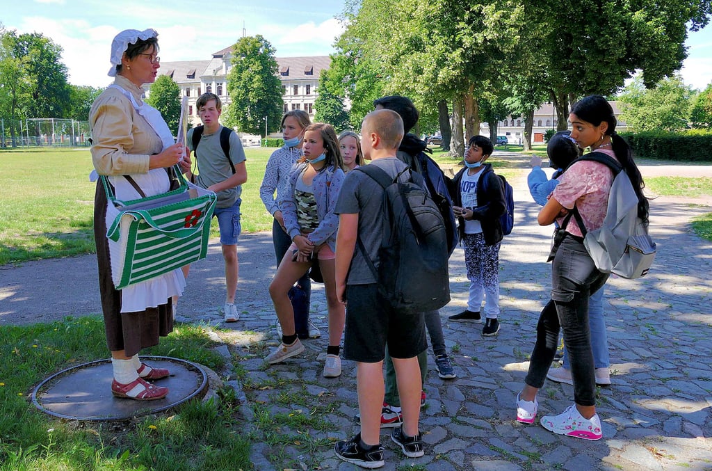 Schüler der Klasse 5b der Annaburger Sekundarschule erfahren bei einer Stadtführung, wie verschieden das Lernen in ihrer Schule früher im Vergleich zu heute war.