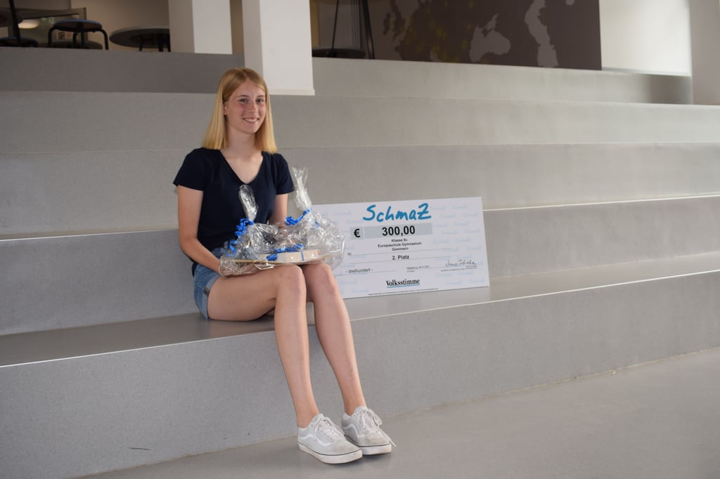 Leonie Eisenhardt aus der Klasse 8c hat beim diesjährigen SchmaZ-Wettbewerb der Volksstimme den 2. Platz belegt. Neben ihren persönlichen Geschenken wie ein Buch und Gutschein brachte ihre hervorragende Platzierung 300 Euro für die Klassenkasse ein. Das Geld wollen die Jugendlichen für einen Ausflug nutzen.