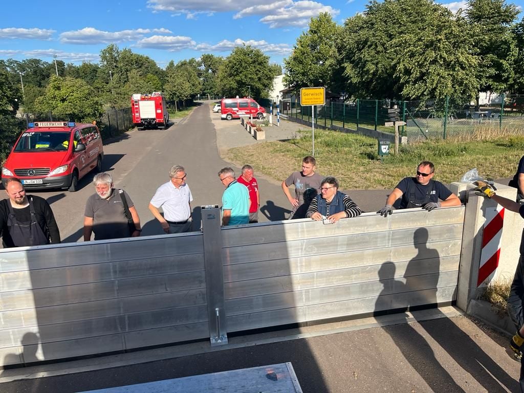 Übung der Wasserwehr Biederitz: Aufstellen der mobilen Wand zum Verschließen der Deichdurchfahrt an der Kombüse in Gerwisch.