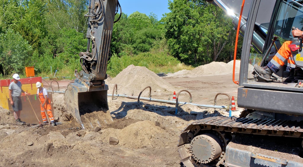 Das Gelände des Wasserverbandes Burg in der Blumenthaler Straße gleicht derzeit einer Großbaustelle. Hier werden Abwasserleitungen neu geordnet und verlegt. Zuvor müssen auch Grundwasserabsenkungen vorgenommen werden. Die Arbeiten erstrecken sich bis zum Jahresende.