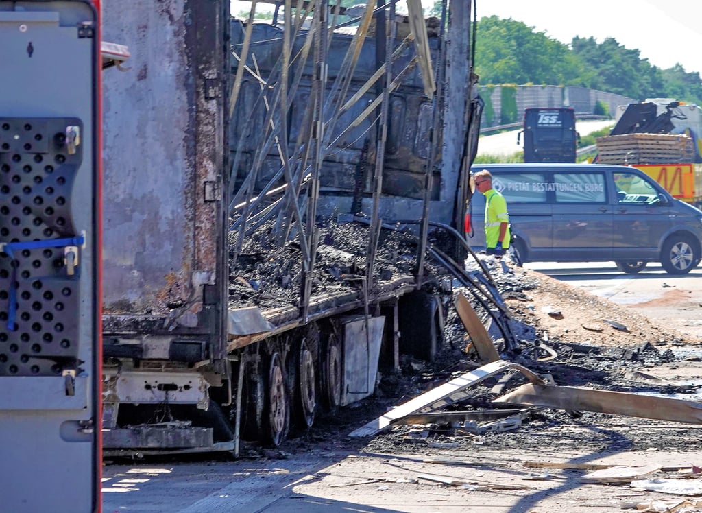 Auf der A2 bei Burg kam es am 12. Juli zu einem schwerwiegenden Unfall. Ein Lkw-Fahrer kam dabei ums Leben. In den letzten Wochen kam es hier häufiger zu schweren Unfällen.