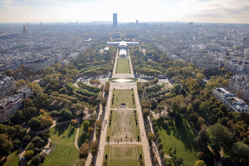 Blick vom Eiffelturm über das Marsfeld auf den Grand Palais Éphémère.