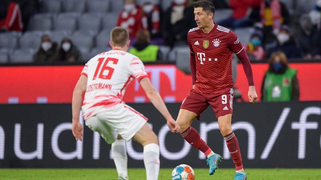 RB Leipzigs Lukas Klostermann (l.) will Robert Lewandowski stoppen.