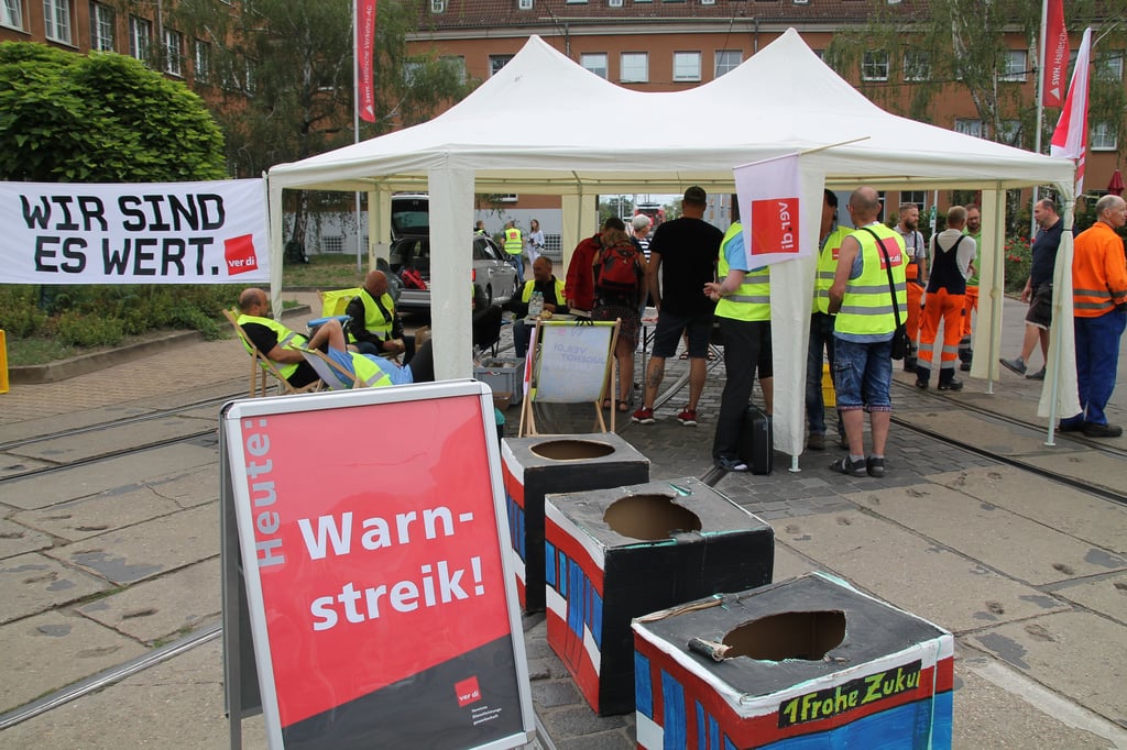 Die Straßenbahnen bleiben im Betriebshof stehen, Streikende besetzen die Zufahrt in der Freiimfelder Straße.