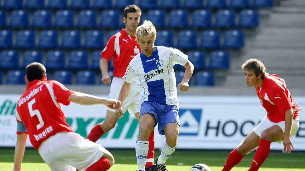 Dennis Tornieporth (1. FC Magdeburg, Mitte) am Ball, geegn die Spieler von Fortuna Düsseldorf in der Saison 2007/2008