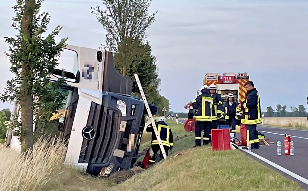 Auf der Bundesstraße 246 kippte ein Lkw in den Graben.