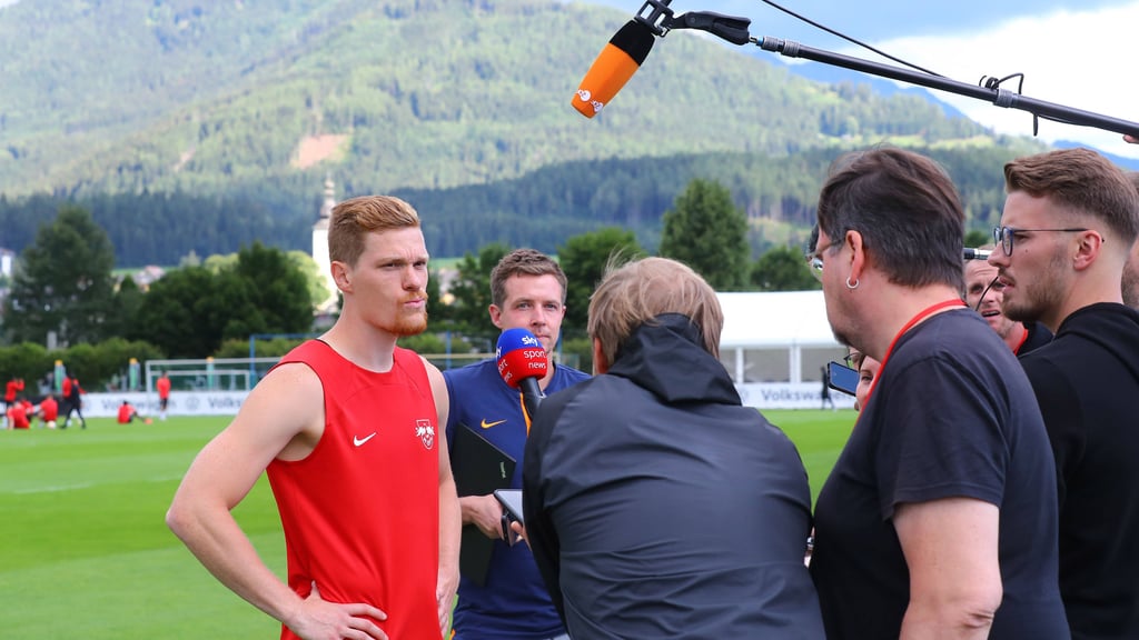Marcel Halstenberg beim Mediengespräch im Trainingslager.