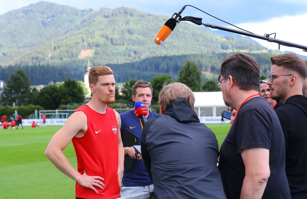 Marcel Halstenberg beim Mediengespräch im Trainingslager.