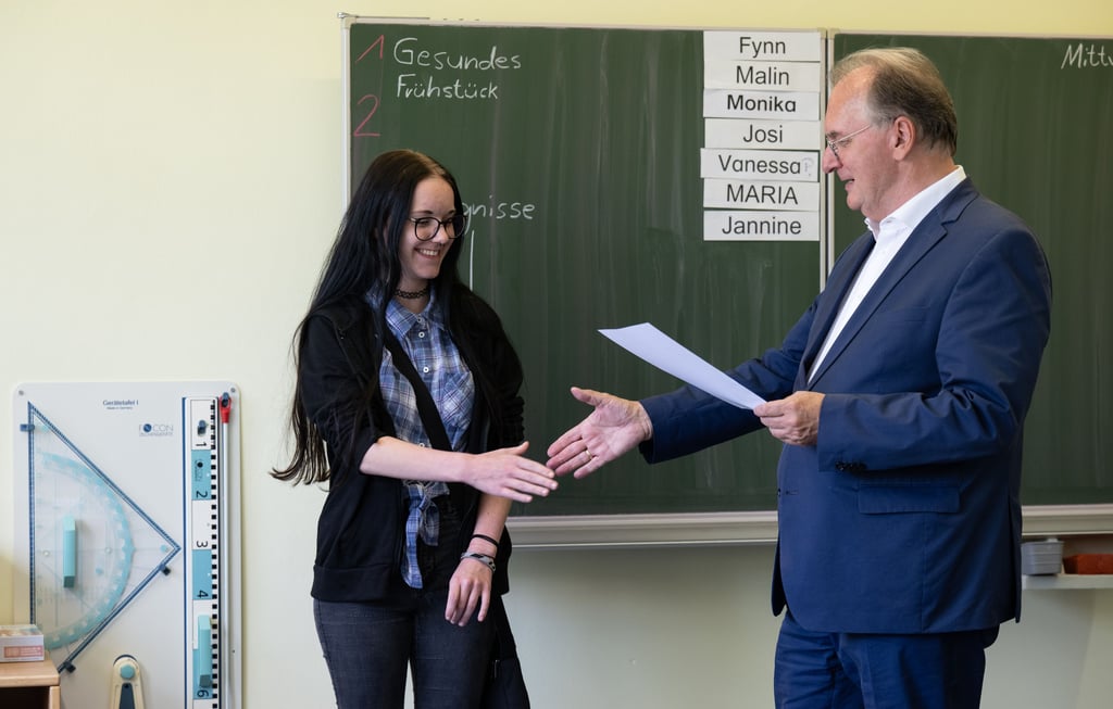 Gratulation vom Ministerpräsidenten: Reiner Haseloff überreichte auch Angelina ihr Zeugnis.