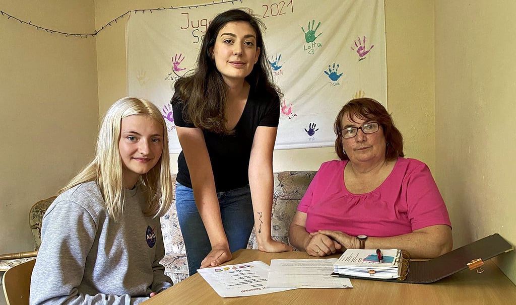 Nataly Isendyck (Mitte) und Dagmar Jost (rechts) vom AWZ besprechen mit Teilnehmerin Lucy die letzten Einzelheiten für das Sommerferienprogramm.