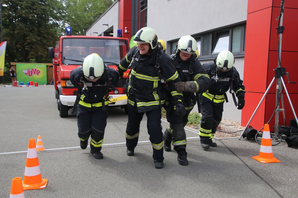 Die Passendorfer Brandschützer ziehen ein Feuerwehrfahrzeug