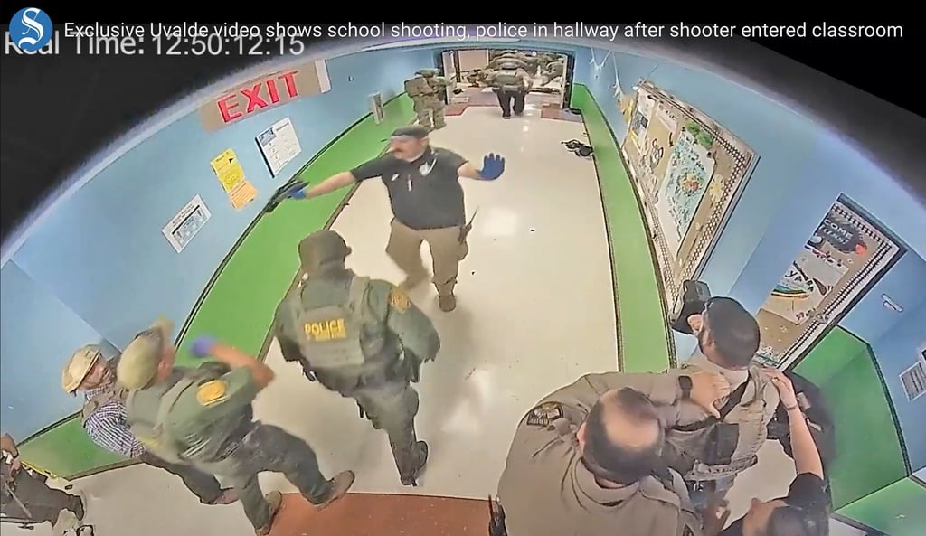 Auf diesem Bild eines Überwachungsvideos reagieren Polizisten auf die Schüsse in der Robb Elementary School in Uvalde.