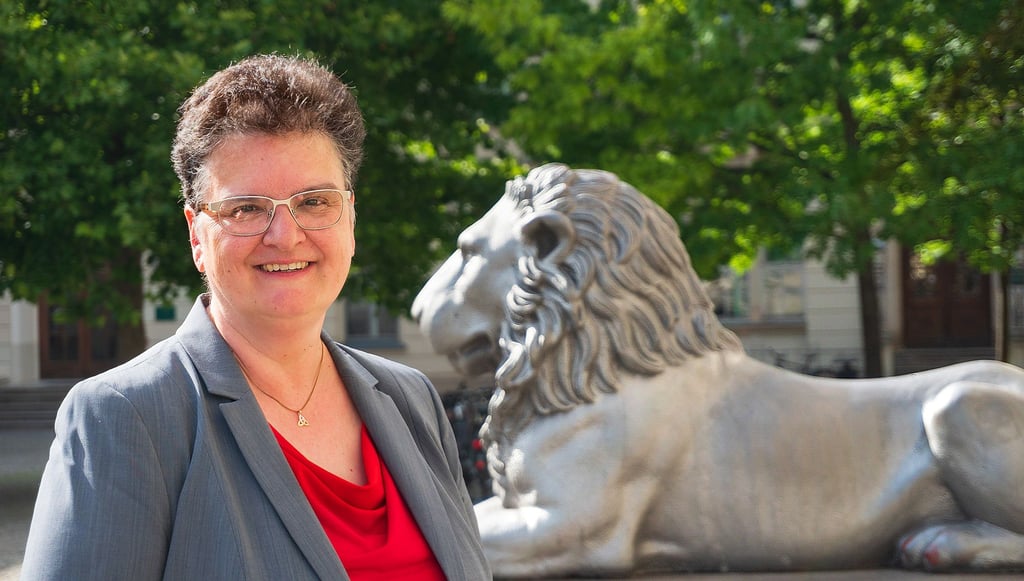 Mit dem Symbol der Martin-Luther-Universität: Claudia Becker, hier mit einer der Löwenfiguren, wird die neue Rektorin.