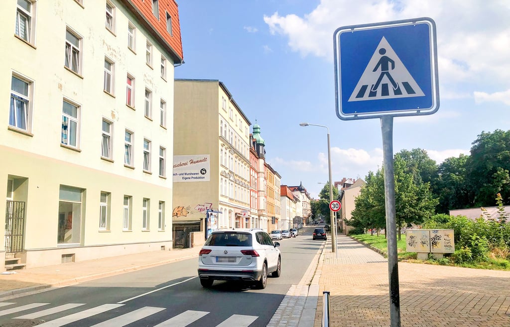 Besonders für die von Leerstand gebeutelte August-Bebel-Straße in Zeitz erhofft man sich von der Verlegung der B 180 einiges. Doch dafür müsste Zeitz viel Geld zahlen.