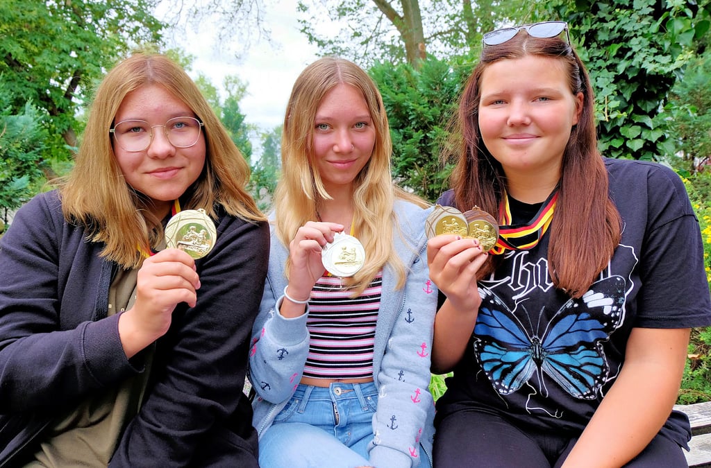 Kalea Elly Harms, Lilly Schumacher und Miriam Henze (von links) haben sich aus dem Spreewald Medaillen mitgebracht.