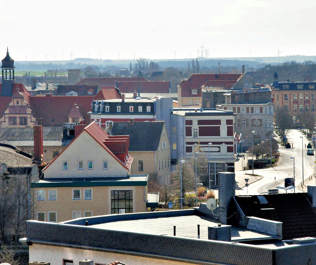 Der Kaiserhof – ein Znetrum für die Staßfurter? Wie soll das aussehen? Hier ein Blick vom Schäfereiberg auf das Zentrum mit Kaiserhof (rotes Ziegeldach vorn), Postgebäude und Steinstraße.