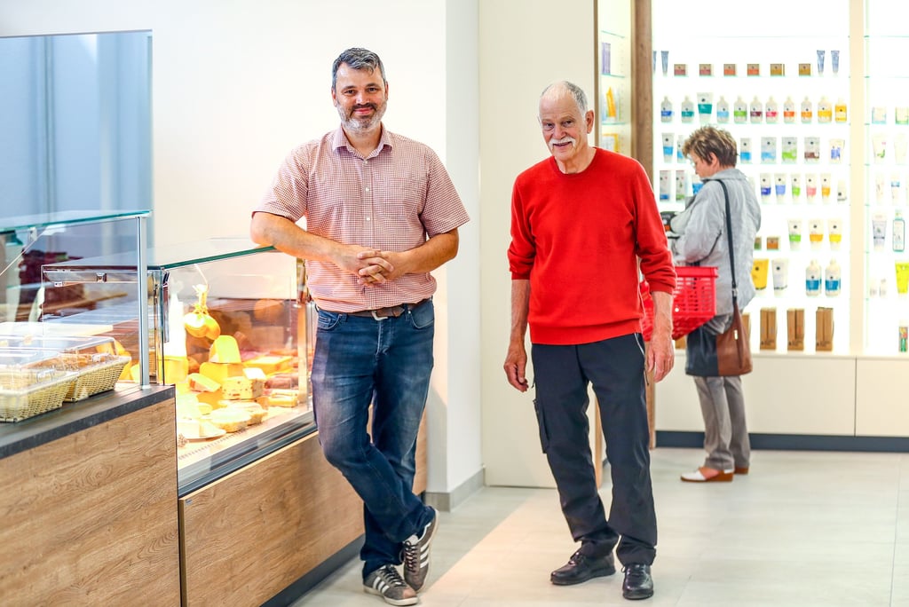 Björn Schwanke (l.) hat den Biomarkt im Merse-Center von seinem Vater Hans-Georg Schwanke (r.) übernommen und neu eröffnet.