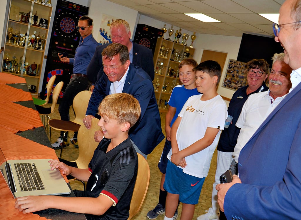 Auch Cristiano „ist drin“! – und teilt die Freude in Atzendorf mit seinen Jungs und der lokalen Prominenz.