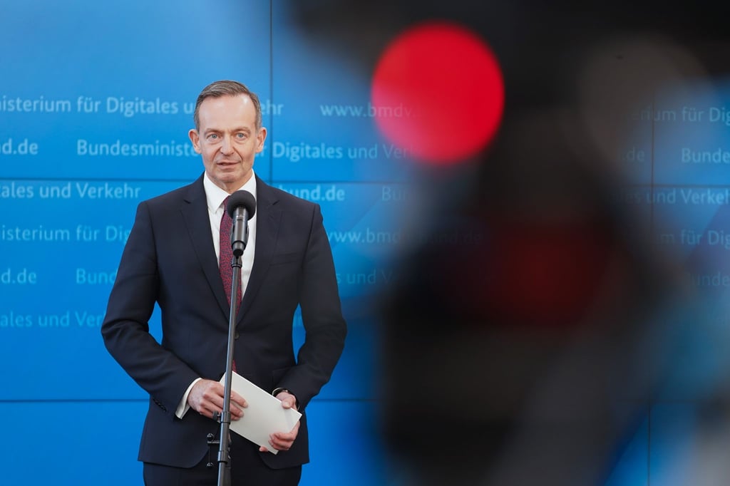 Der Verkehrsminister will das Ladenetz für Elektroautos und den Radverkehr ausbauen. Doch sein Sofortprogramm stößt auf Kritik.