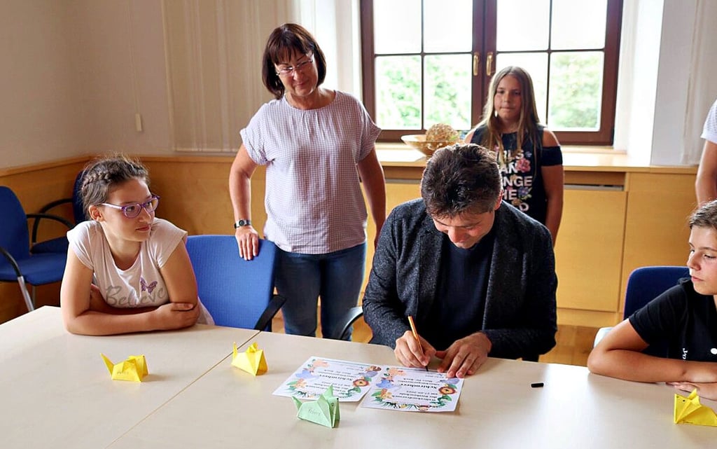 Robert Reck übernimmt die Schirmherrschaft für den Weltrekordversuch der Roßlauer Bietheschule im Papiertiere-Falten.