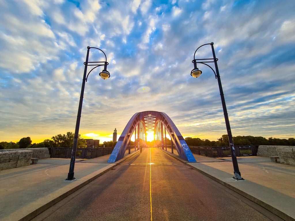 Die 6.50 Meter breite Fahrbahn der Magdeburger Sternbrücke ist normalerweise Radfahrern vorbehalten. Regelmäßig passieren dürfen neben ihnen nur Busse im Öffentlichen Nahverkehr, Taxis, Rettungskräfte und natürlich Fußgänger auf den Seitenwegen.