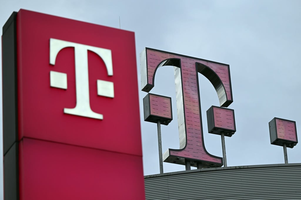 Das Logo der Telekom auf dem Dach der Unternehmenszentrale in Bonn.