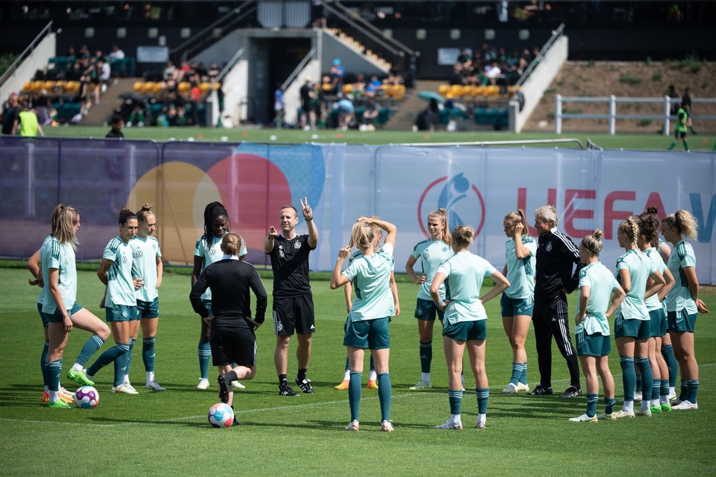 Assistenztrainer Patrik Grolimund (M) vertrat Martina Voss-Tecklenburg beim Training der DFB-Frauen.