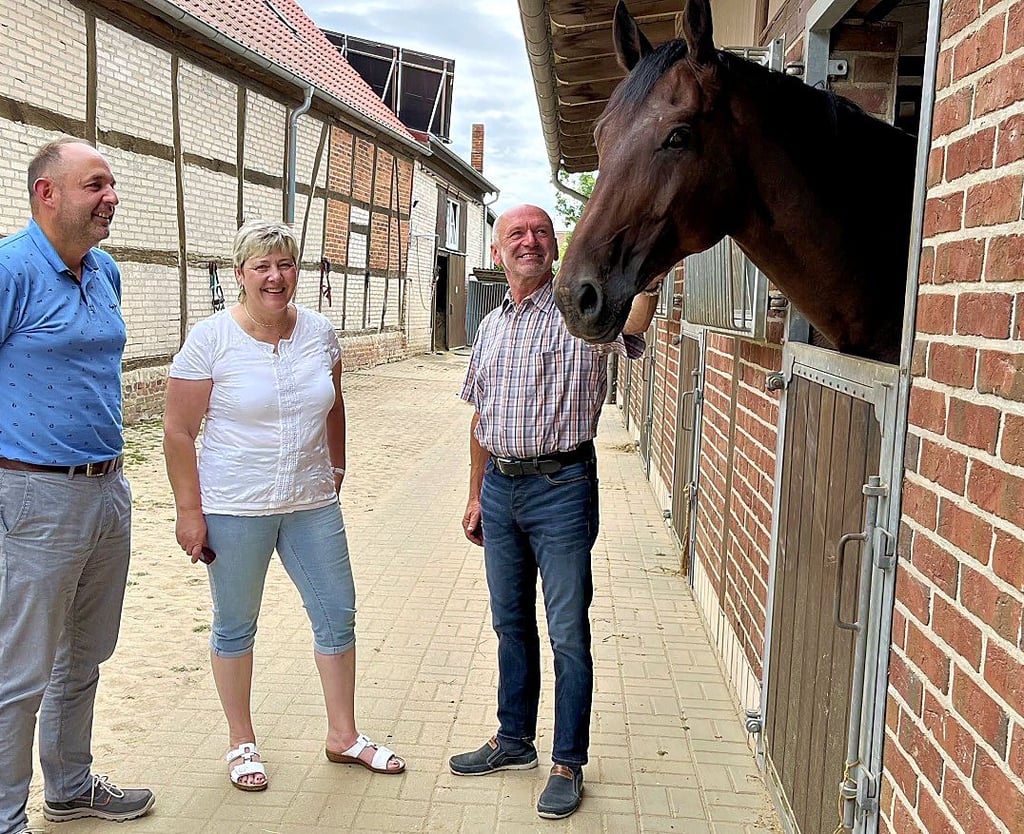 Besuch auf dem Ferienhof Albrecht in Buch bei Tangermünde: Thomas Staudt (von links) spricht mit Steffi und Rüdiger Albrecht über deren Alltag.