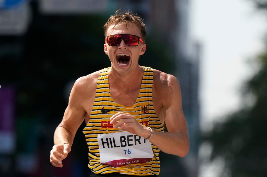 Jonathan Hilbert kommt bei Olympia als Zweiter ins Ziel und jubelt über Silber.