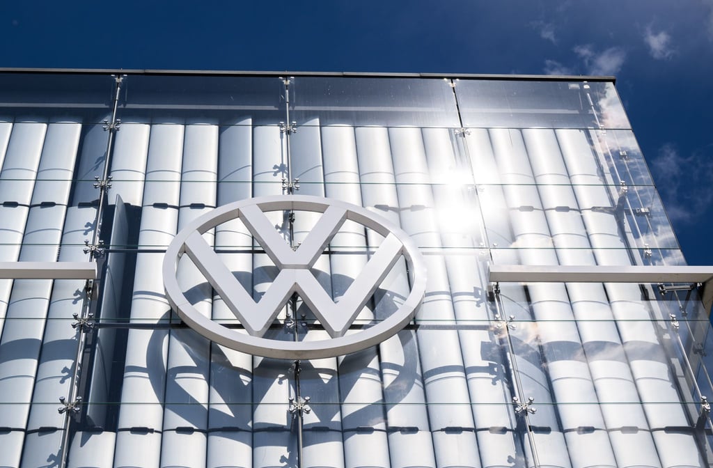 Ein Volkswagen Logo glänzt in der Sonne in der Autostadt am Volkswagen Stammwerk.
